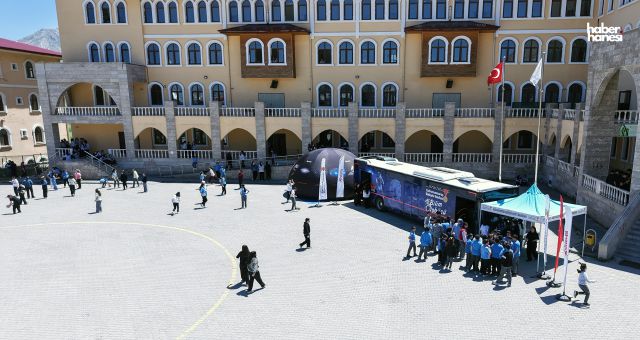 Pusula Maraş’ın Bilim Otobüsü Elbistan’da Gençleri Keşif Yolculuğuna Çıkardı