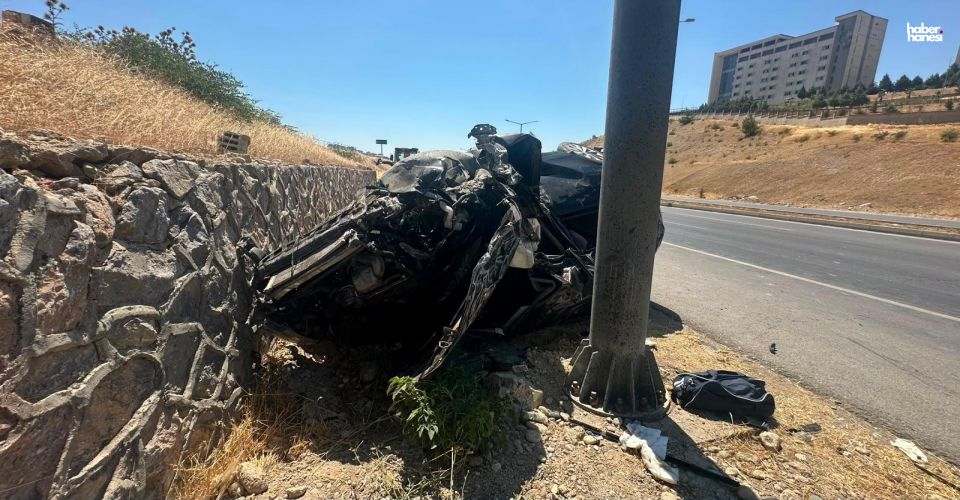 Kahramanmaraş'ta Feci Kaza! Otomobil KGYS Direğine Çarptı, 2 Kişi Ağır Yaralandı