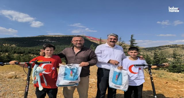 Kahramanmaraş'ta 13 Yaşındaki İki Öğrenciden Bayrak Sevgisi: Scooterla Ahır Dağı’nın Zirvesine Çıktılar