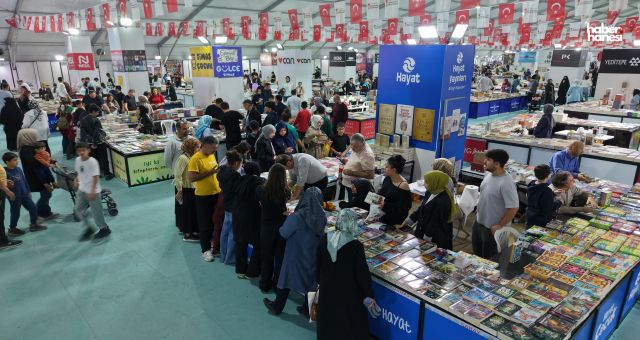 Kahramanmaraş Büyükşehir’in Kitap Fuarı Dokuzuncu Gününde de Ziyaretçi Akınına Uğradı