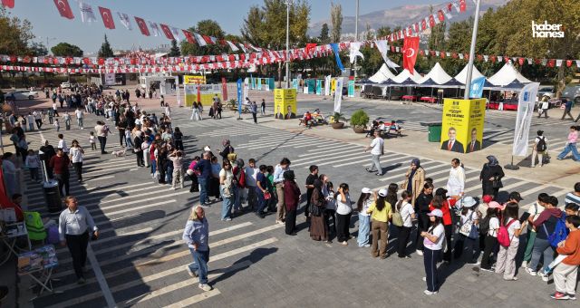 Şermin Yaşar, Kitap Fuarı’nda Okurlarıyla Buluştu
