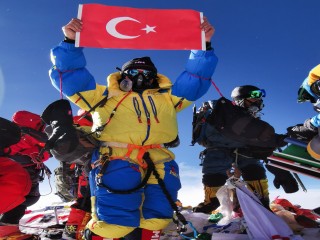 ARÇELİK İKLİM DEĞİŞİKLİĞİ MÜCADELESİNİ EVEREST’İN ZİRVESİNE TAŞIDI