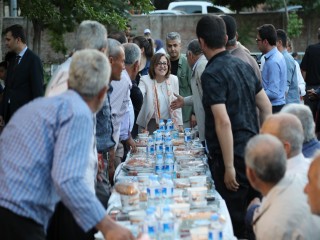 BAŞKAN ŞAHİN, YAVUZELİLERLE İFTARINI AÇTI