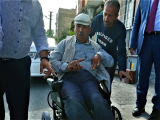 BAŞKAN ŞAHİN’DEN, ENGELLİ ÇİFTE TEKERLEKLİ SANDALYE YARDIMI