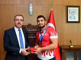 ŞAMPİYON GÜREŞÇİLERDEN BAŞKAN GÜNGÖR’E ZİYARET