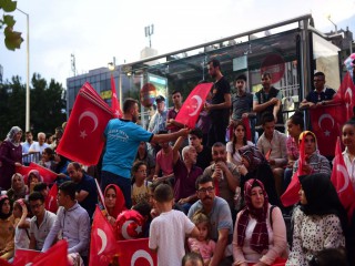 DULKADİROĞLU’NDAN 15 TEMMUZ’DA 15 BİN TÜRK BAYRAĞI