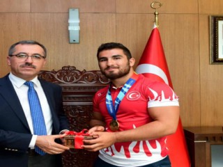 Büyükşehir Güreşçileri Dünya Şampiyonasında