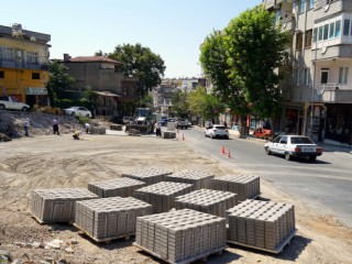 Sarayaltı Caddesi’ne parke döşeniyor