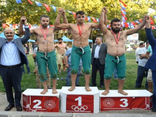 ŞAMPİYONLAR DEREKÖY ER MEYDANINDA