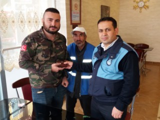 Temizlik Görevlisi Bulduğu Cüzdanı Sahibine Teslim Etti