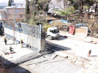 Yıkılan Duvar Yeniden Yapılıyor !