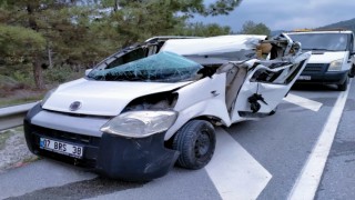 Akseki'de Kamyonla Ticari Araç Çarpıştı - İki Yaralı