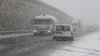 Adana-Pozantı-Ankara Otoyolu Kar Nedeniyle Sürücülerin Kabusu Oldu