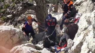 Adana'da Kayalıklardan Dolayı Mahsur Kalan 2 Keçi Kurtarıldı