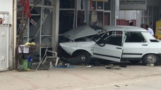 Kahramanmaraş'ta El Freni Çekilmeyen Hafif Ticari Araç İş Yerine Çarptı