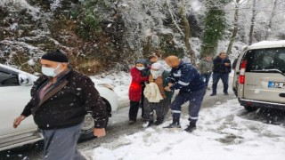 Kardan Dolayı Kapanan Yolda Mahsur Kalan Aileyi Belediye Ekipleri Kurtardı
