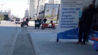 Motosiklet Otobüs Durağına Girdi