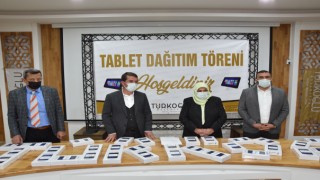 Türkoğlu Belediyesi İhtiyaç Sahiplerine Tablet Dağıttı
