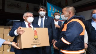 Başkan Mahçiçek Temizlik Personeline Erzak Paketi Dağıttı