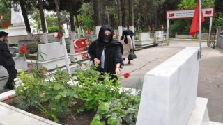 Deva Partisinden Şehitliğe Ziyaret