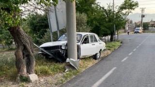 Elektrik Direğine Çarpan Araçtaki İki Kişi Yaralandı