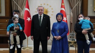 Cumhurbaşkanı Erdoğan, Ameliyatla Ayrılan Siyam İkizlerinin Doğum Gününü Kutladı