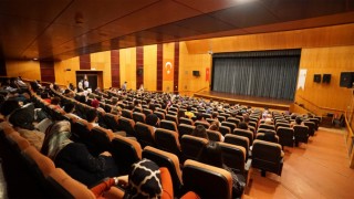 Maraş Tiyatro Okulu Öğrencileri İlk Sahnelerini Yaptılar