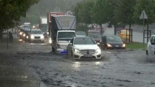Sağanak İstanbul'u Etkisi Altına Aldı