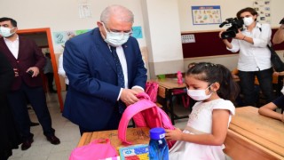 Başkan Mahçiçek, 1. Sınıf Öğrencilerine Çanta ve Kırtasiye Seti Hediye Etti