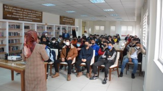 Kütüphanede Gençlerle Çay Simit Eşliğinde Söyleşi