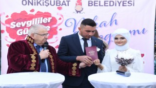 Başkan Mahçiçek huzurunda ‘evet’ diyen 25 çift, en mutlu imzalarını attılar