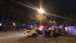 Adana'da Elektrik Direğine Çarpan Otomobildeki Üç Kişi Yaralandı