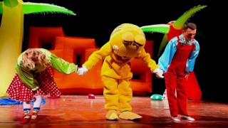 İhtiyar Kedi Garfi Miniklerle Buluştu