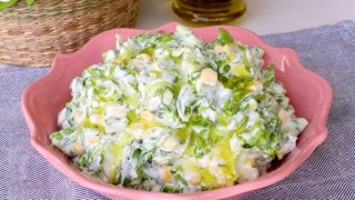 Yoğurtlu Marul Salatası Hazırlanışı