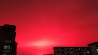 Çin’de Gökyüzü Kızıla Boyandı