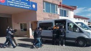 Göçmen kaçakçılığı yaptıkları iddia edilen 5 şüpheli tutuklandı