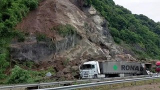 Artvin'de Heyelan: Tırlar Toprak Altında Kaldı
