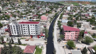 Büyükşehir Türkoğlu’nda Hasarlı Yolları Yeniliyor