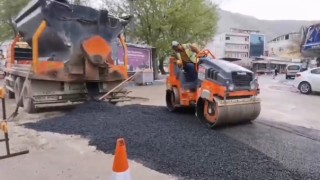 Elbistan Belediyesi deprem sebebiyle bozulan yolları tek tek onarıyor