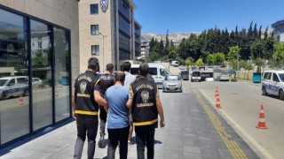 Kaçak hırsızlar yakayı ele verdi