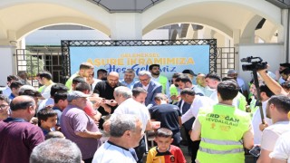 Başkan Güngör, Vatandaşlara Aşure İkramında Bulundu