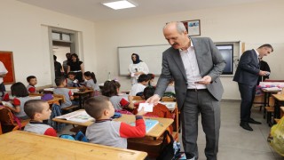 BAŞKAN OKAY’DAN İHTİYAÇ SAHİBİ ÖĞRENCİLERE KIRTASİYE YARDIMI