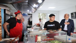 BAŞKAN OKAY, KONTEYNER ÇARŞILARDA ESNAFLA BİR ARAYA GELDİ