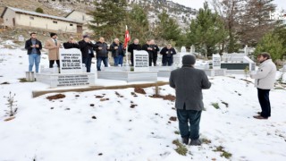 BAŞKAN AYDIN DEPREM ŞEHİTLERİNİ ZİYARET ETTİ