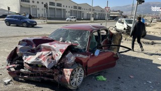 Kahramanmaraş'ta Kırmızı Işık İhlali: Araç Hurdaya Çıktı, Sürücü Yaralandı!