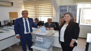 Başkan Adayı Dr. Selahaddin Can Ailesiyle Sandık Başında!