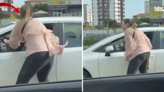 Kadın Öğretmen Trafik Tartışmasında Hemcinsini Yumrukladı!