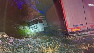 Kahramanmaraş'ta Tır Kazası: Tır Kayalıklara Çarptı, Sürücü Yaralandı!