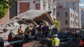 İstanbul'da Üç Katlı Bina Kendiliğinden Çöktü: Yaralılar Kurtarılıyor