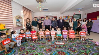 Şehitkamil Belediye Başkanı Yılmaz, Anaokulu Öğrencilerine Kırtasiye Seti Hediye Etti